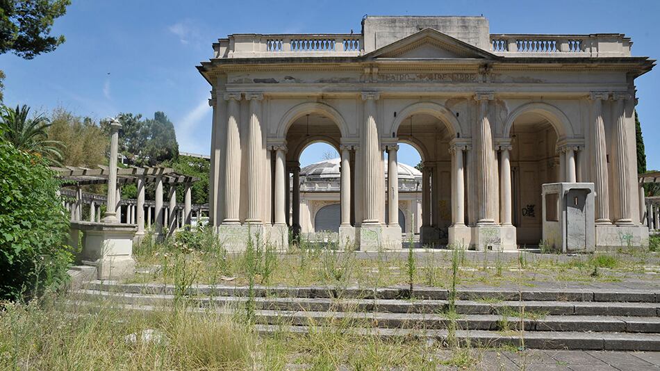 El anfiteatro Martín Fierro está ubicado en el Bosque de la ciudad de La Plata.