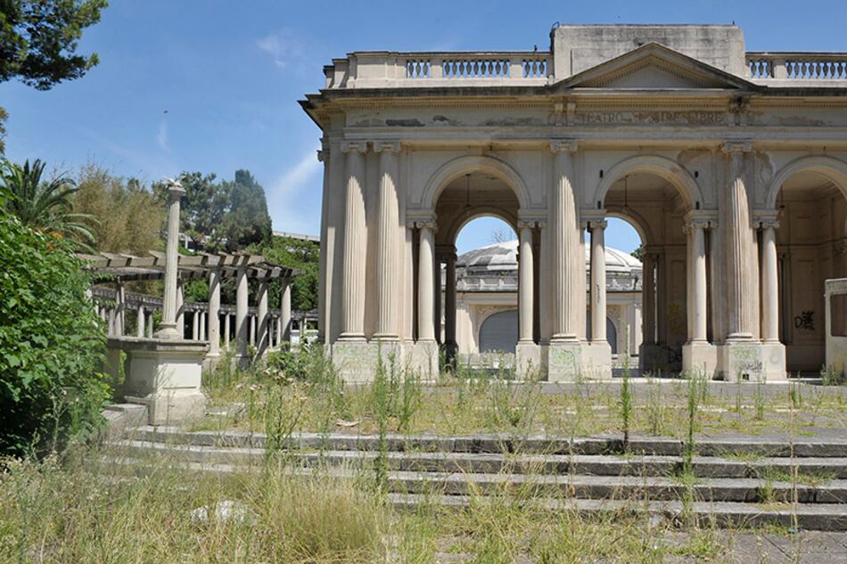 El anfiteatro Martín Fierro está ubicado en el Bosque de la ciudad de La Plata.