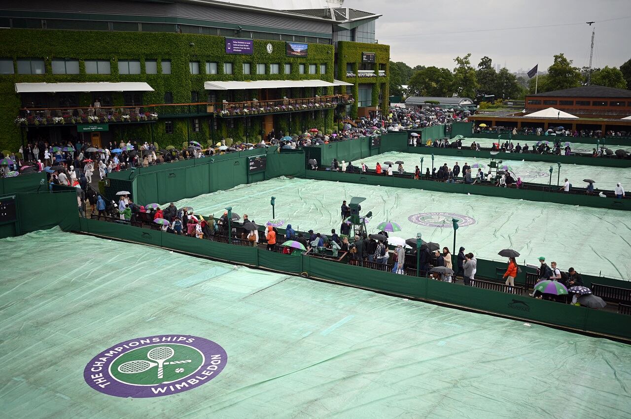 Las lonas al rescate en las canchas externas de Wimbledon