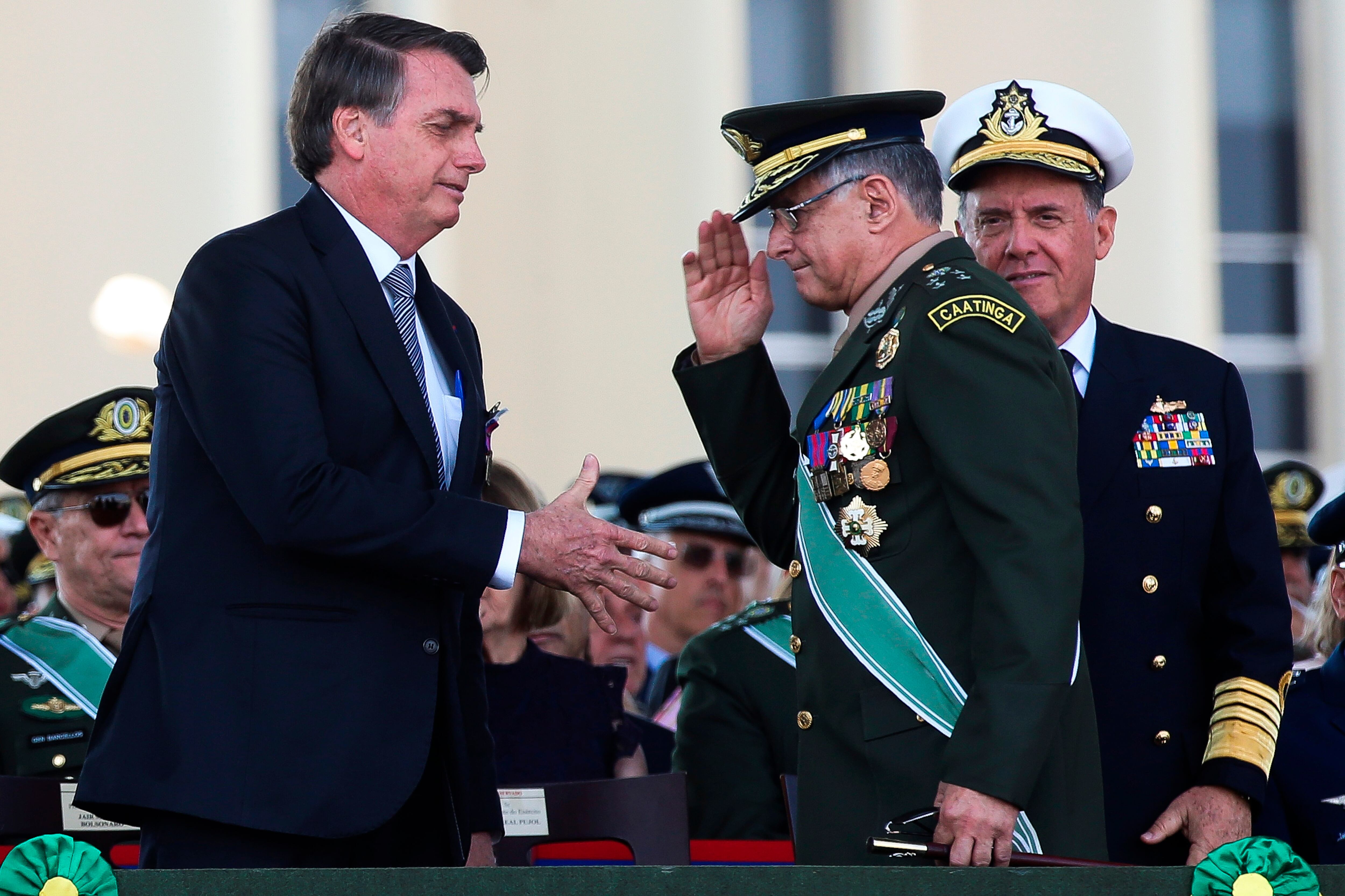 Bolsonaro saluda al ahora exjefe del Ejército, Edson Pujol.. 