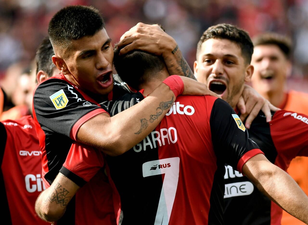 Todos abrazan a Garro, autor del primer gol rojinegro 