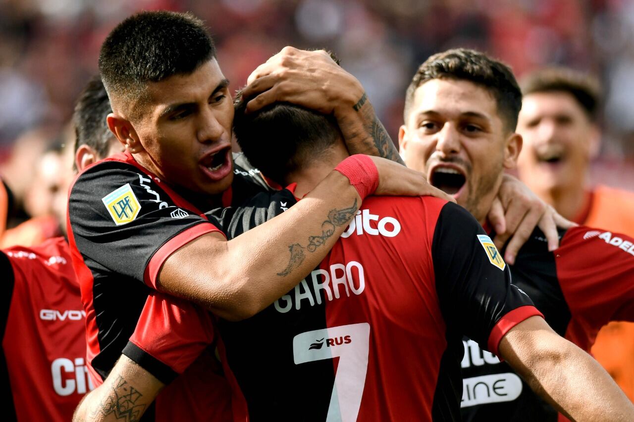 Todos abrazan a Garro, autor del primer gol rojinegro