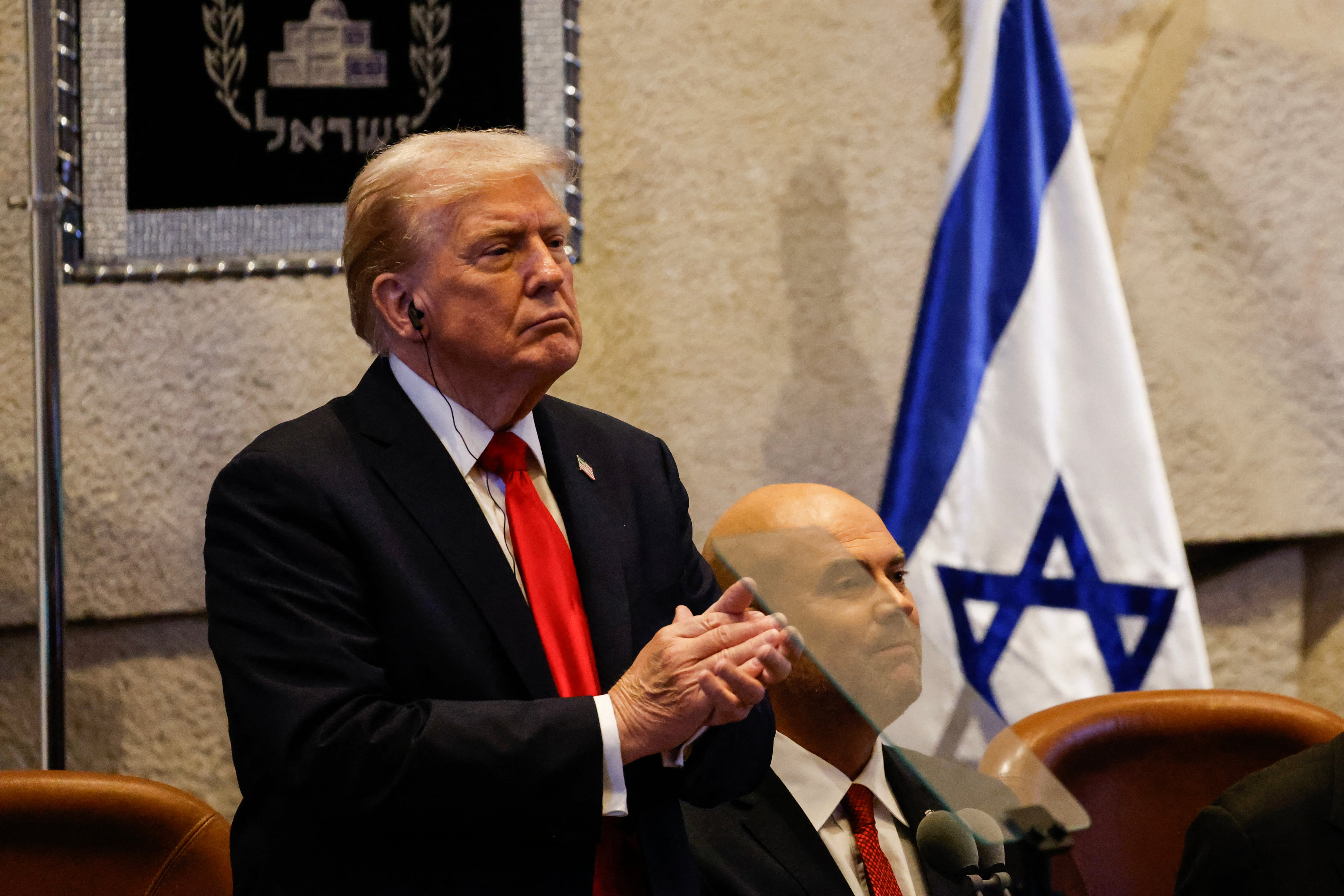 Donald Trump durante su discurso ante la Knesset, interrumpido por legisladores que reclamaron el reconocimiento del Estado palestino y denunciaron el “genocidio” en Gaza