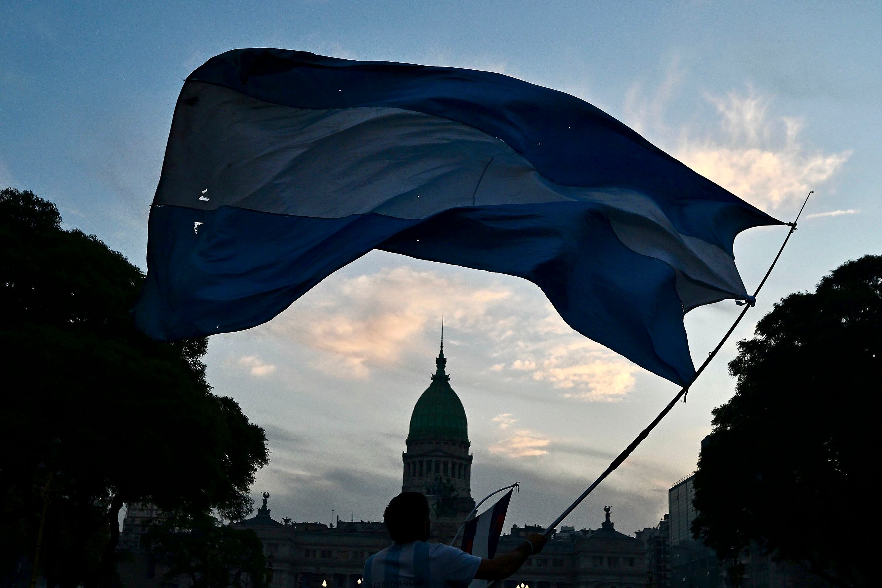 Para los jóvenes, la democracia está bien, pero no lo arregla todo.