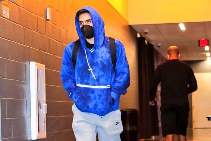 Campazzo llegando al estadio, donde probó pero sintió molestias.