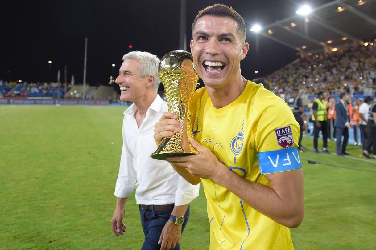 CR7 sonríe con su primer trofeo en territorio árabe