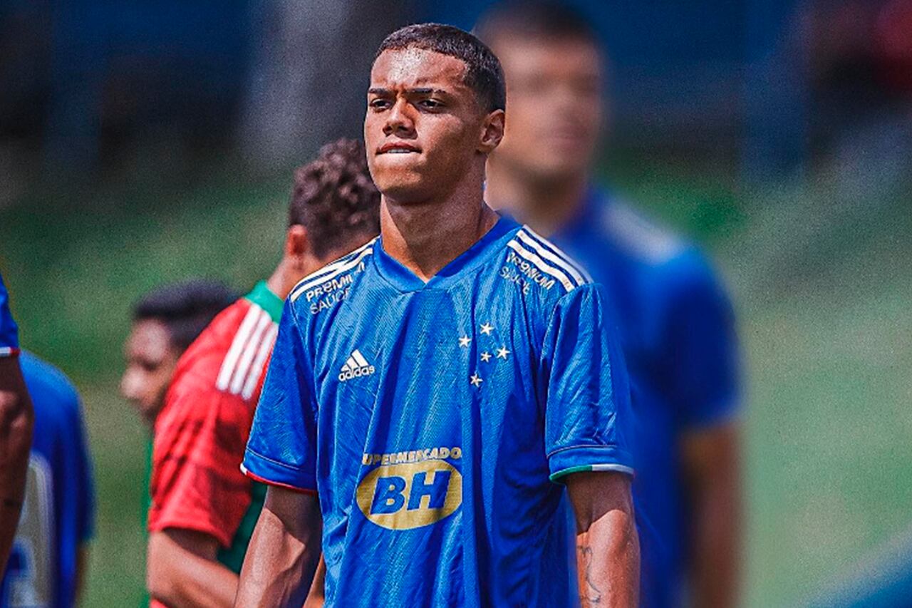 Joao Mendes de Assis Moreira juega de delantero y es zurdo