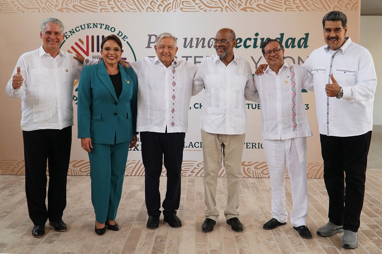 De iz a der: Díaz-Canel, Castro, López Obrador, Henry, Petro y Maduro.