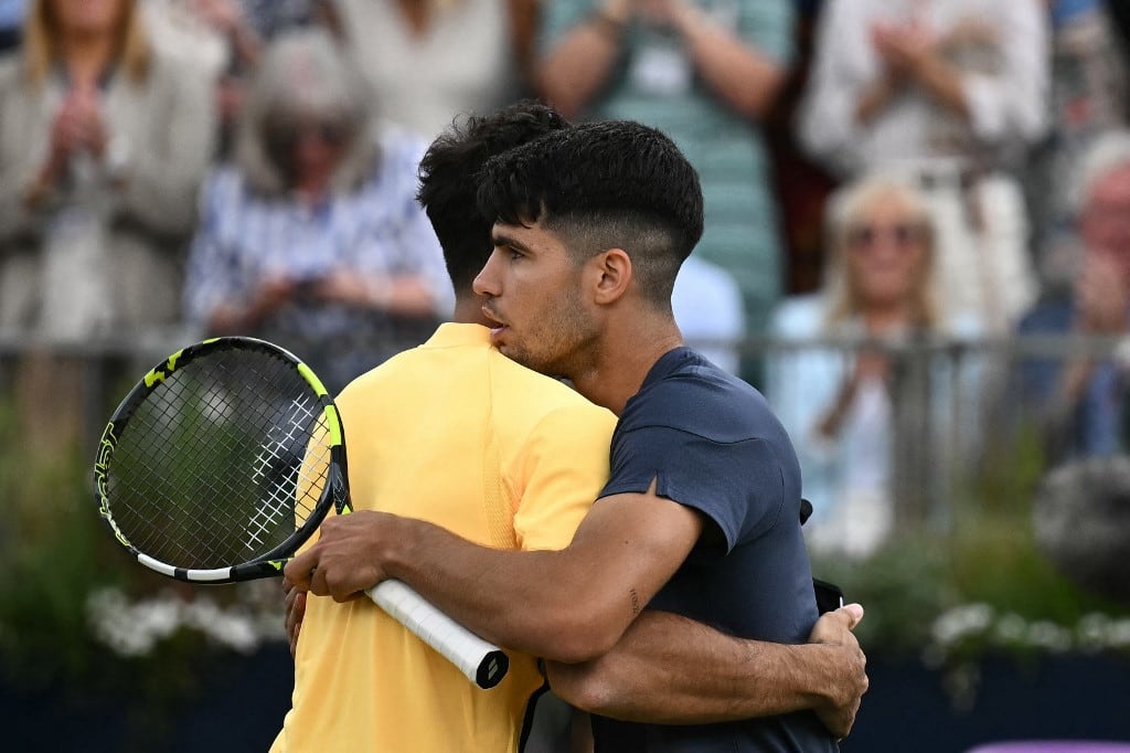 Alcaraz saluda a su amigo Cerúndolo tras eliminarlo de Queen's.