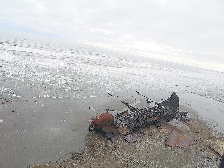 Los restos herrumbrosos del Duquesa de Albany en Península Mitre.