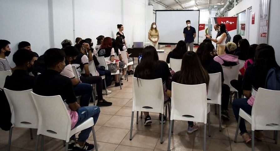 Capacitación en escuelas públicas.