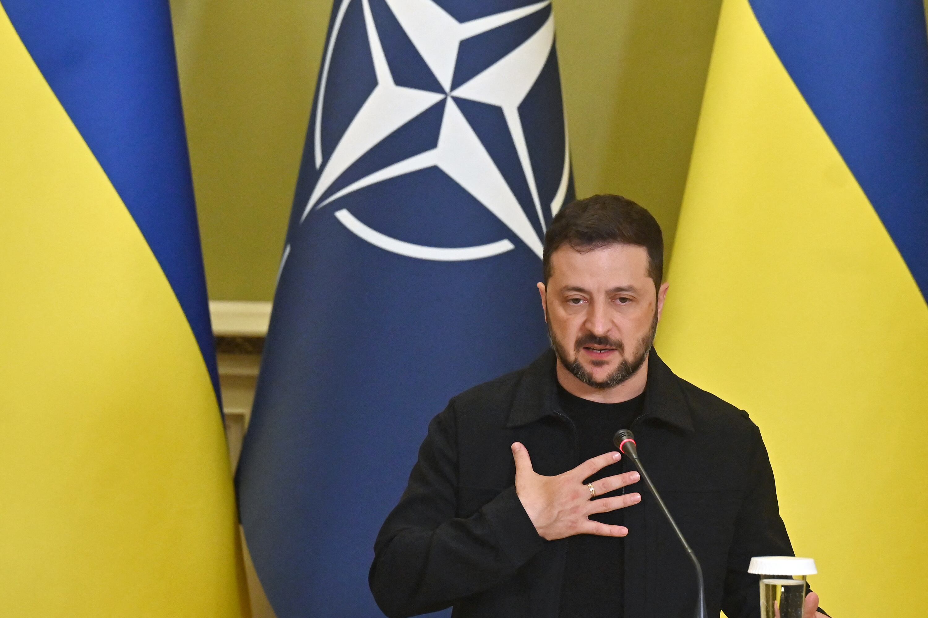 "Rusia nos ha atacado, está en nuestro territorio. No sé qué garantías necesita el agresor", expresó Zelenski