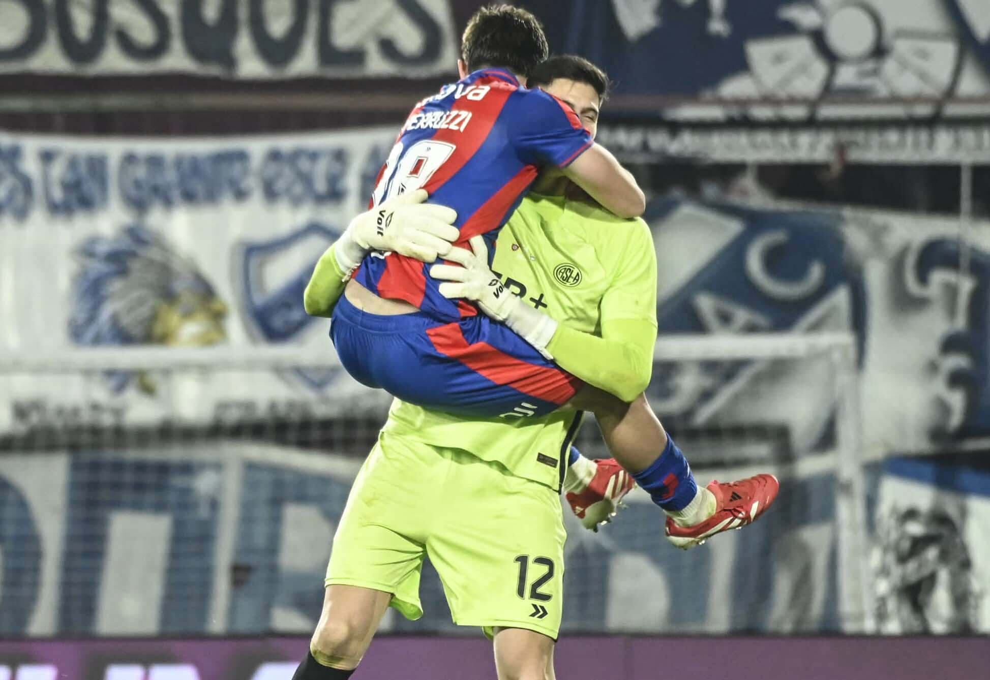 El abrazo para Gill, héroe de la clasificación 