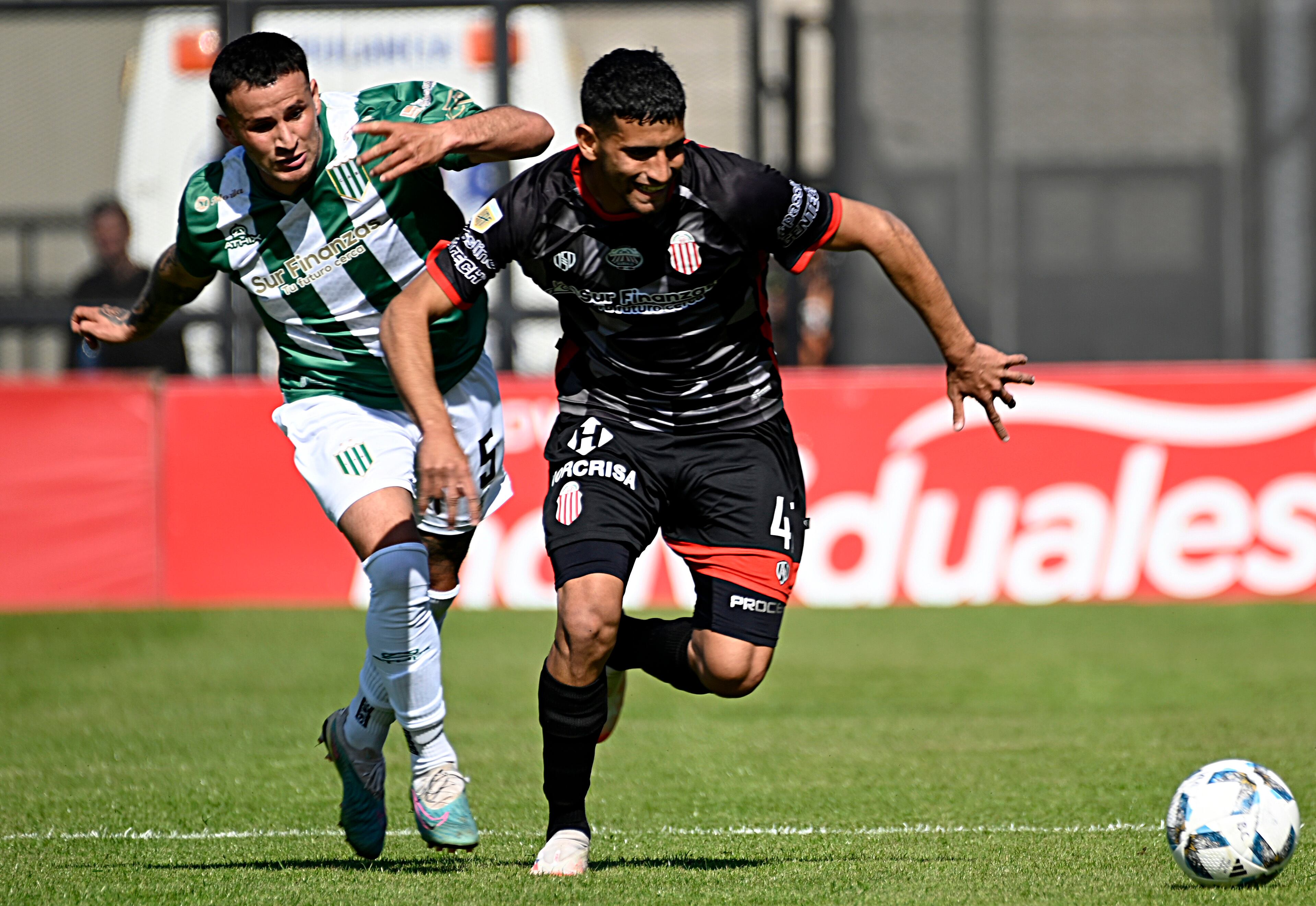 El paraguayo Cristian Núñez persigue al Javier Ruiz.