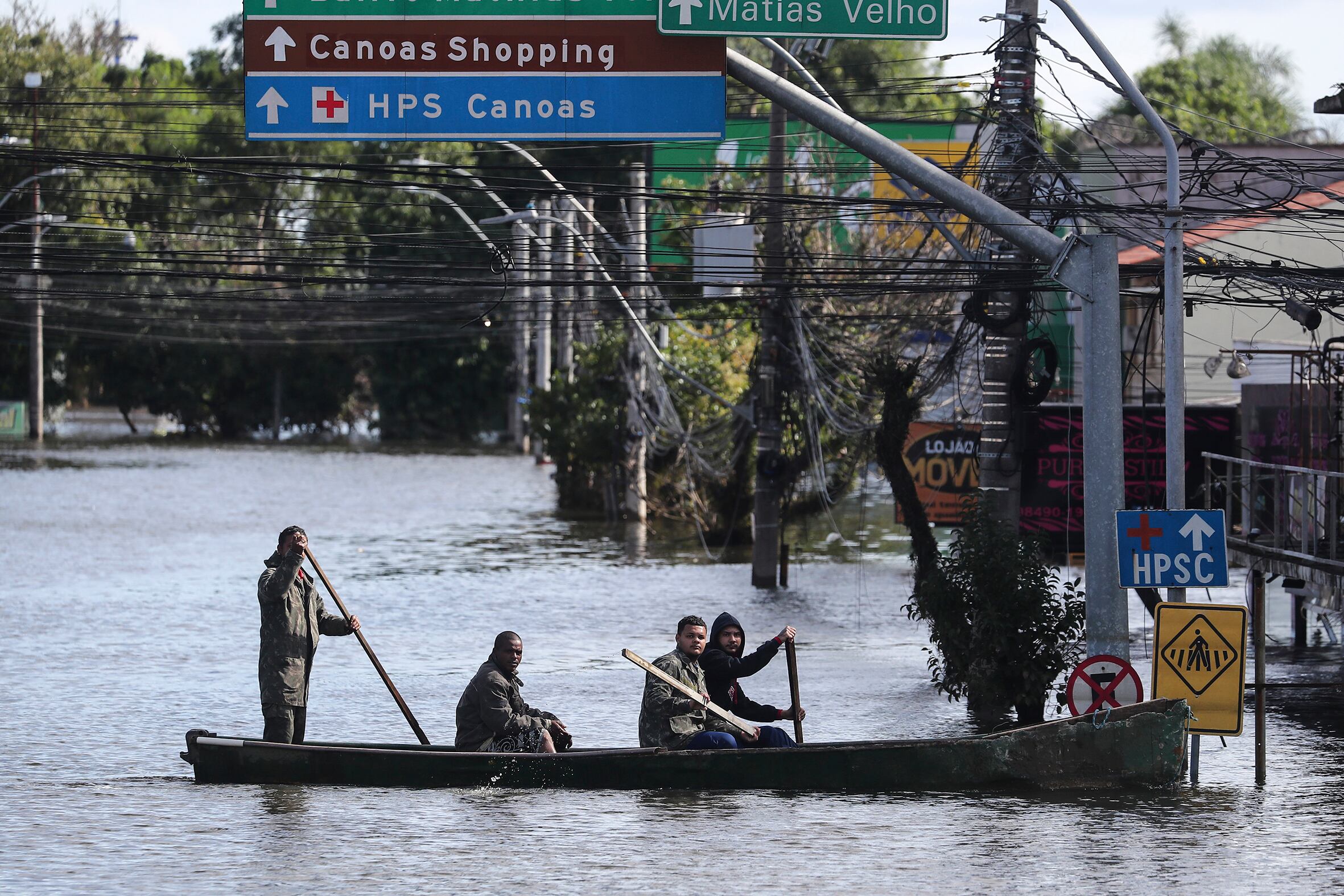  Voluntarios rescatistas navegan en una inundación en el río Gravataí, en Canoas, norte de Porto Alegre