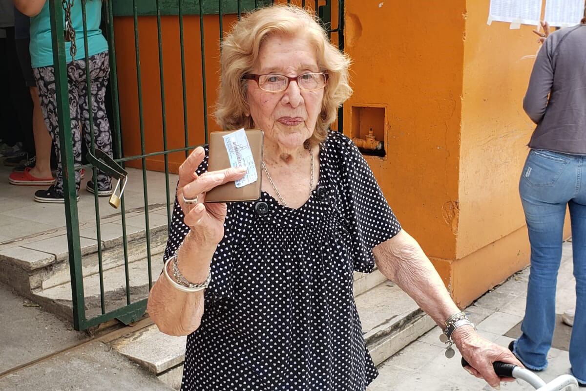 "Chonita" saliendo de votar en uno de los últimos turnos electorales.
