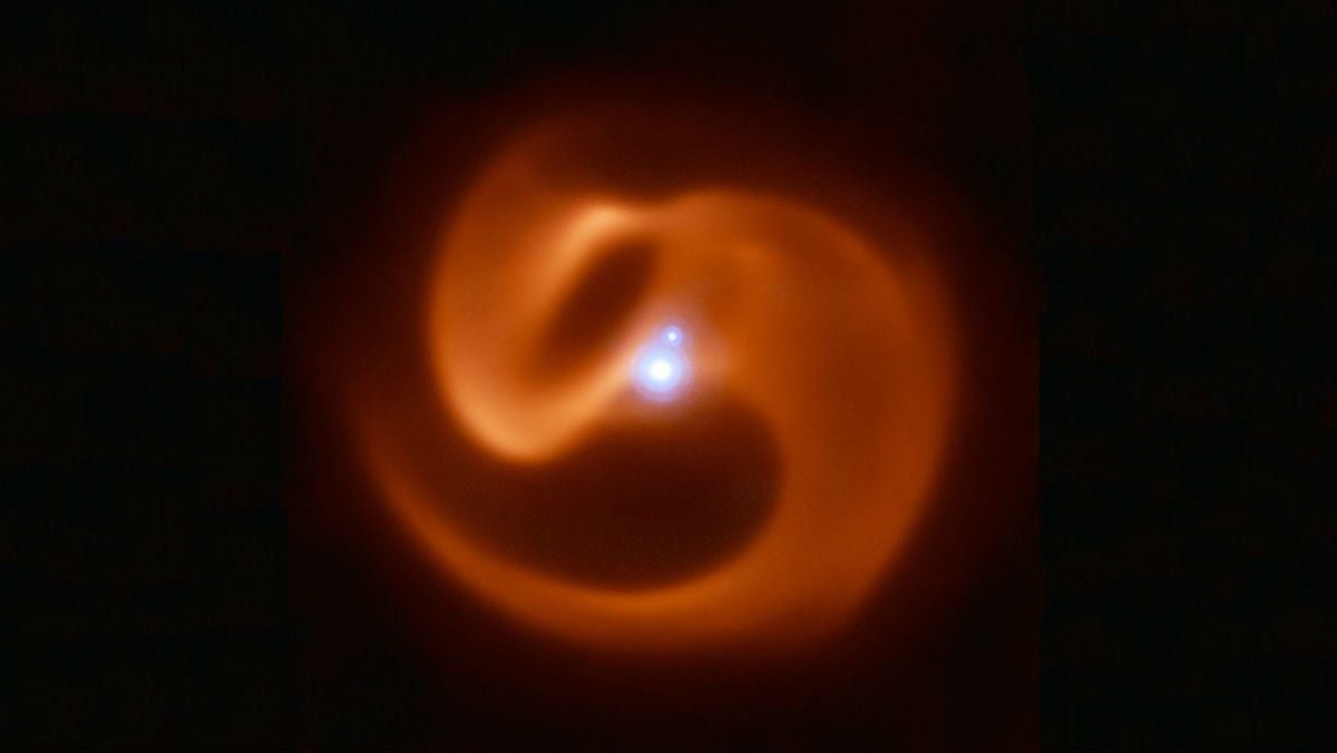 La imagen de Apep, un sistema estelar bautizado como el dios egipcio del caos en honor a la espiral de polvo que generan sus estrellas.