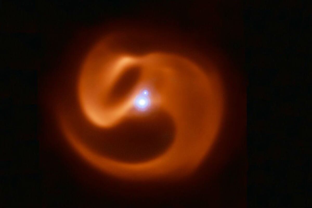 La imagen de Apep, un sistema estelar bautizado como el dios egipcio del caos en honor a la espiral de polvo que generan sus estrellas.