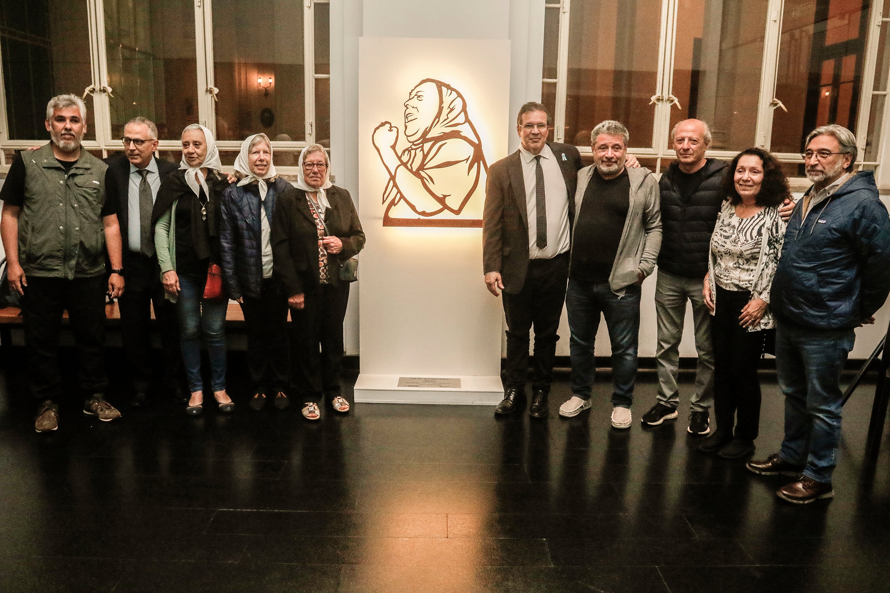 La obra "sintetiza en una imagen todo lo que nosotros vemos de la lucha de las madres", dijo Santa María.