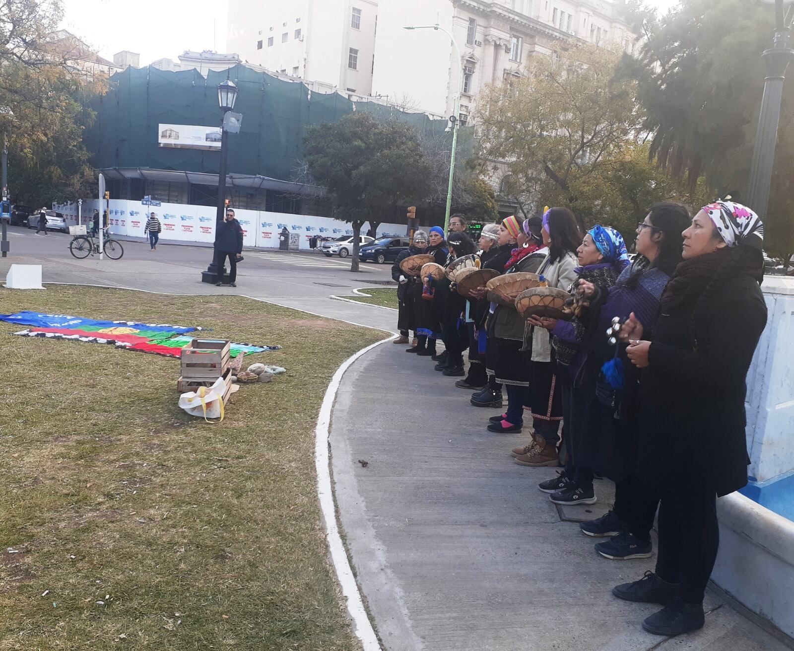 En la plaza central, cantando en recuerdo a los caídos en el malón.