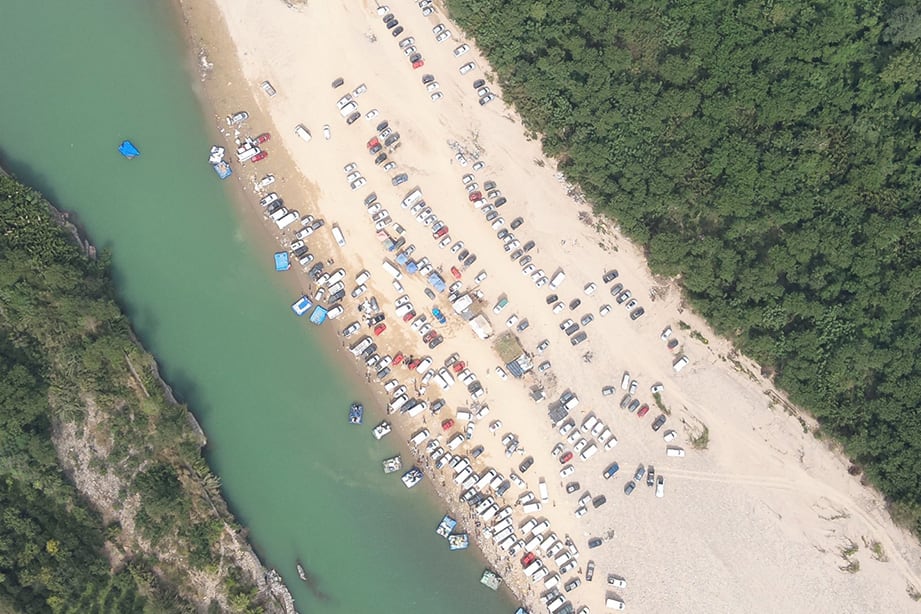 Vista aérea del traslado de mercadería por la finca Karina