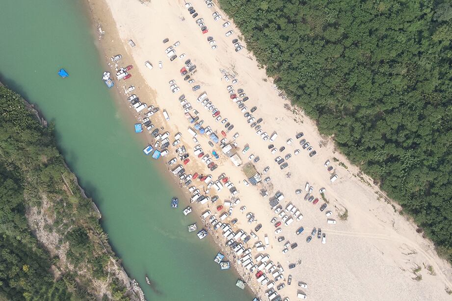 Vista aérea del traslado de mercadería por la finca Karina