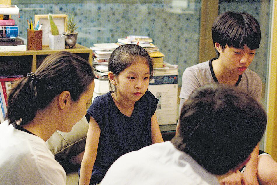 Scattered Night muestra la separación de una pareja desde los ojos de los hijos.