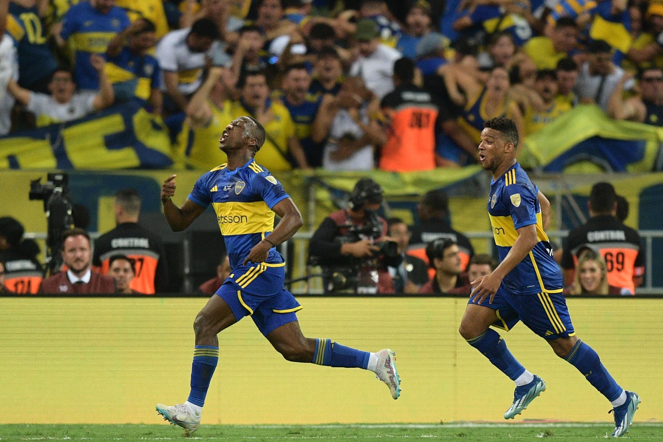 Advíncula y Fabra festejan el empate en el Maracaná