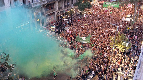 En las decisiones de los legisladores pesan las movilizaciones que reclaman la aprobación.