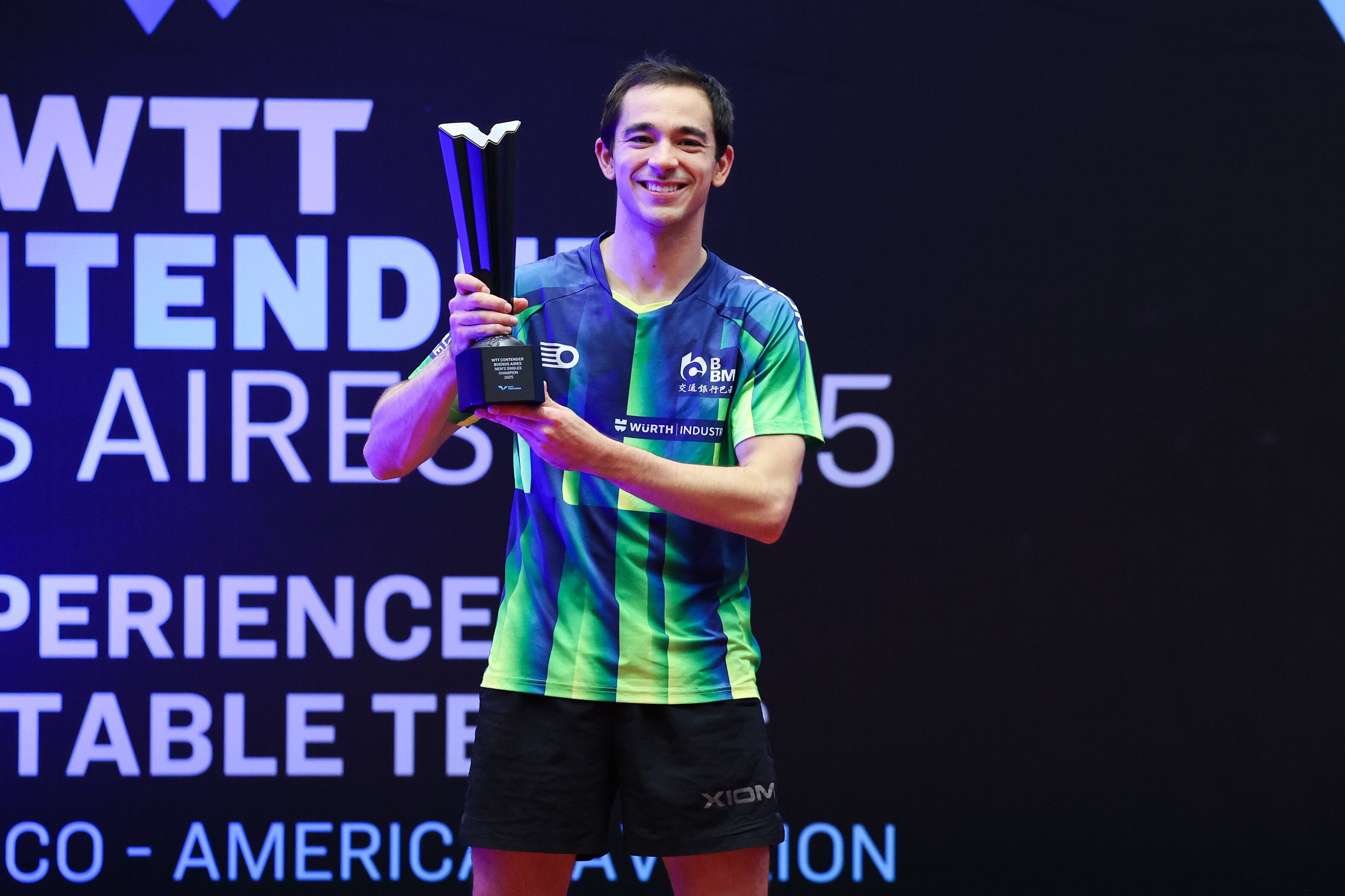 Calderano con el trofeo de campeón en la mano