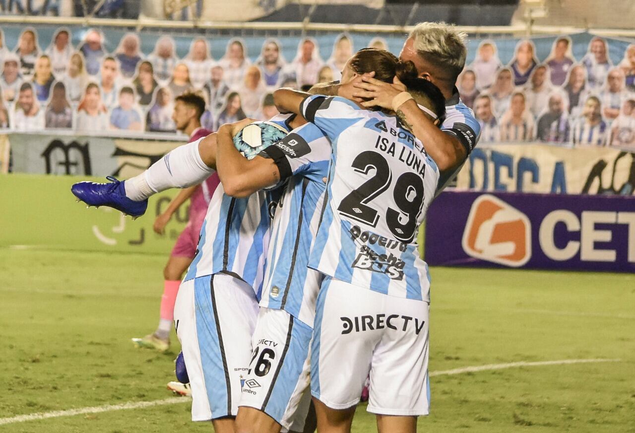 El alocado festejo del Decano, que venció al puntero Vélez.