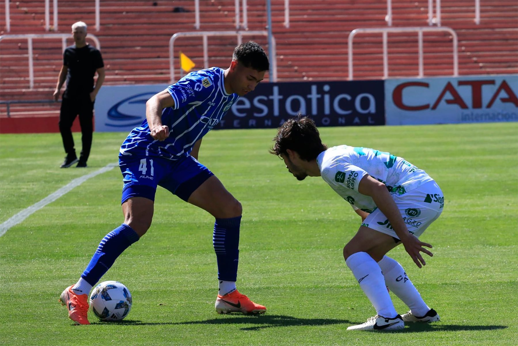Facundo Altamira, de Godoy Cruz, con la pelota.
