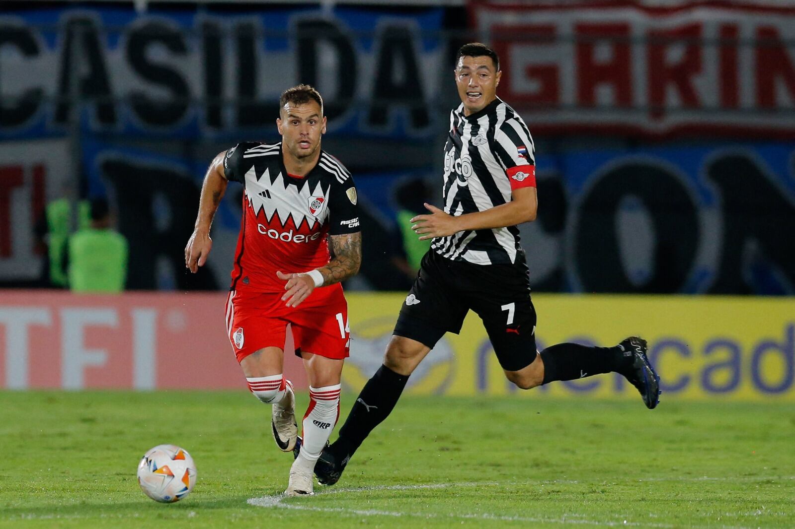 González Pirez sale jugando ante la presencia de Oscar Cardozo