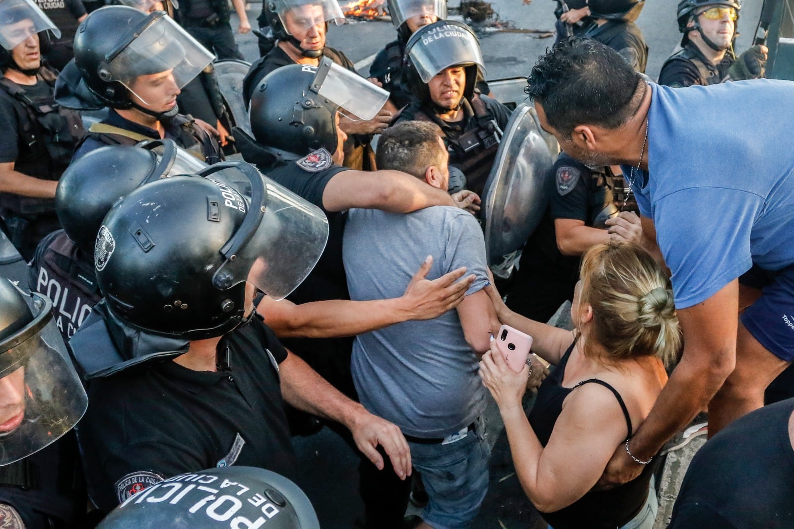 La detención que filmó el reportero gráfico de P12 y que alteró a la Policía de la Ciudad