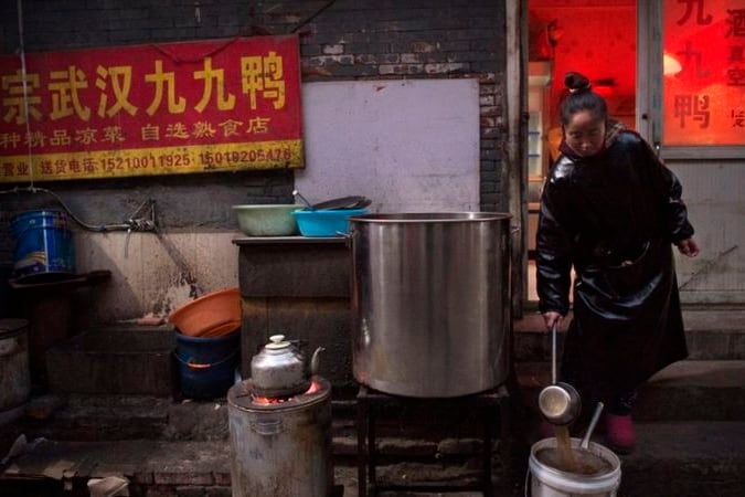 Los autores del libro "China: la superación de la pobreza", Néstor Restivo y Gustavo Ng, viajaron varias veces a China, tanto a grandes ciudades como a zonas rurales y montañosas lejanas y remotas.