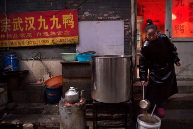 Los autores del libro "China: la superación de la pobreza", Néstor Restivo y Gustavo Ng, viajaron varias veces a China, tanto a grandes ciudades como a zonas rurales y montañosas lejanas y remotas.