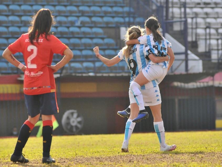 Rocío Bueno festeja la épica tarde de su hat-trick