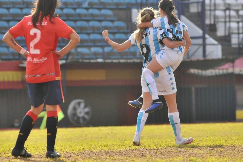 Rocío Bueno festeja la épica tarde de su hat-trick