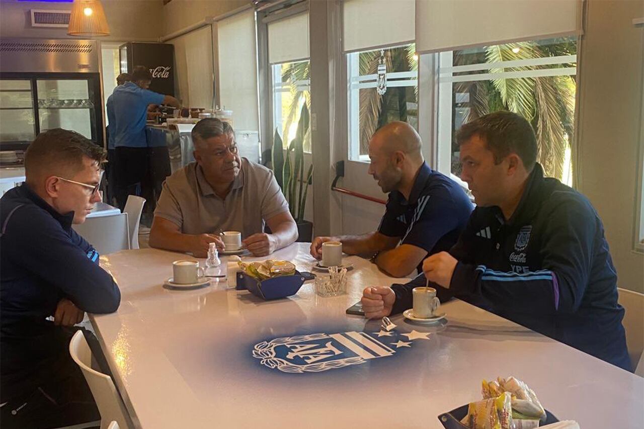Postal de la reunión en Ezeiza tras la vuelta de la Sub 20