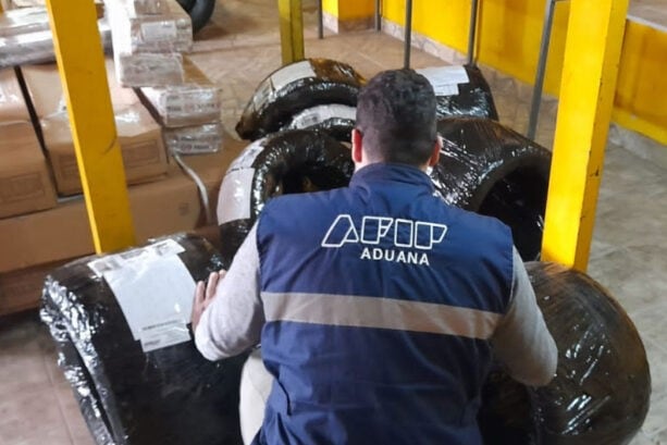 Gran parte de los productos se encontraban dentro de cajones de madera y envueltas en polietileno stretch para esconder su contenido.