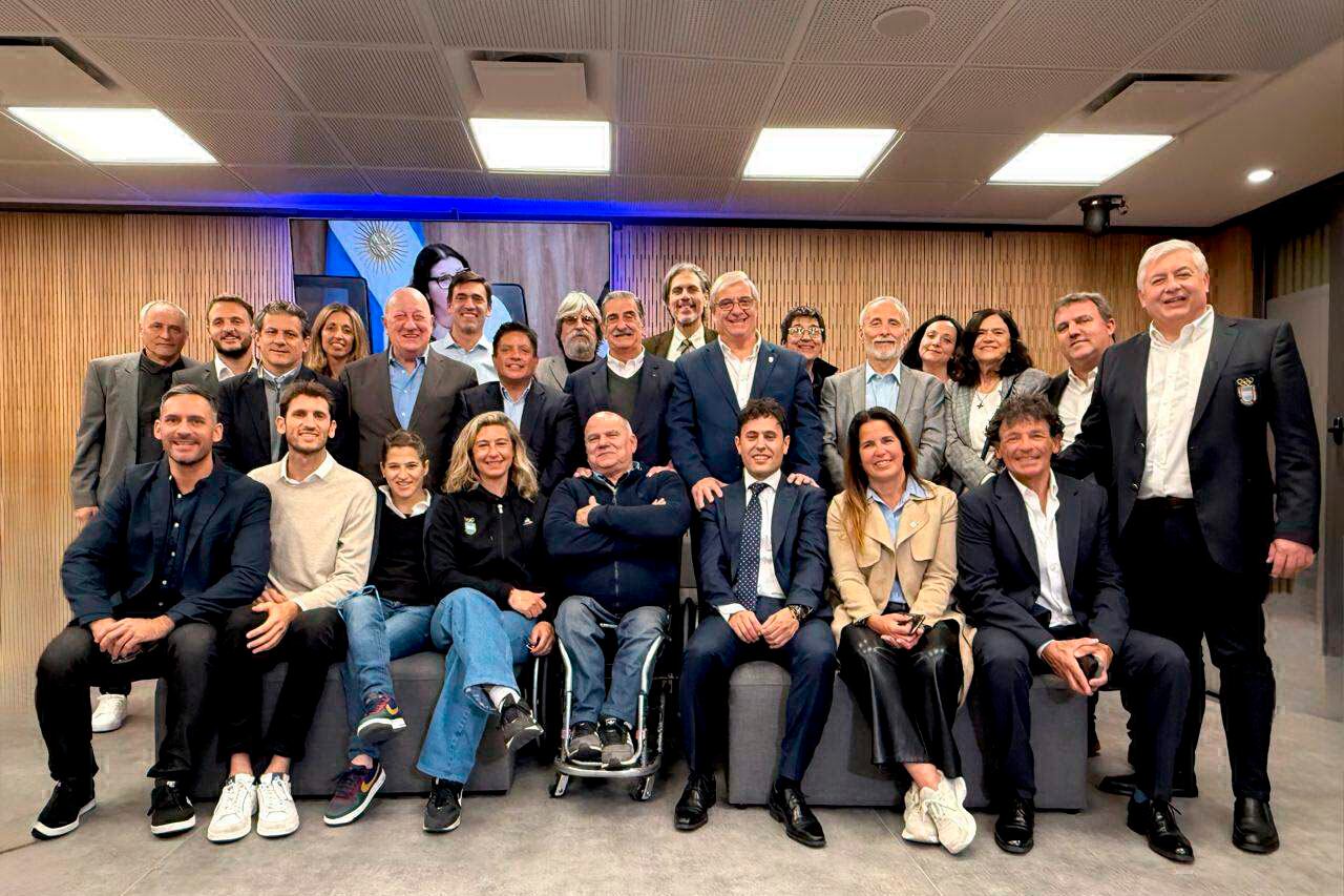 Dirigentes deportivos junto a diputados de la Comisión