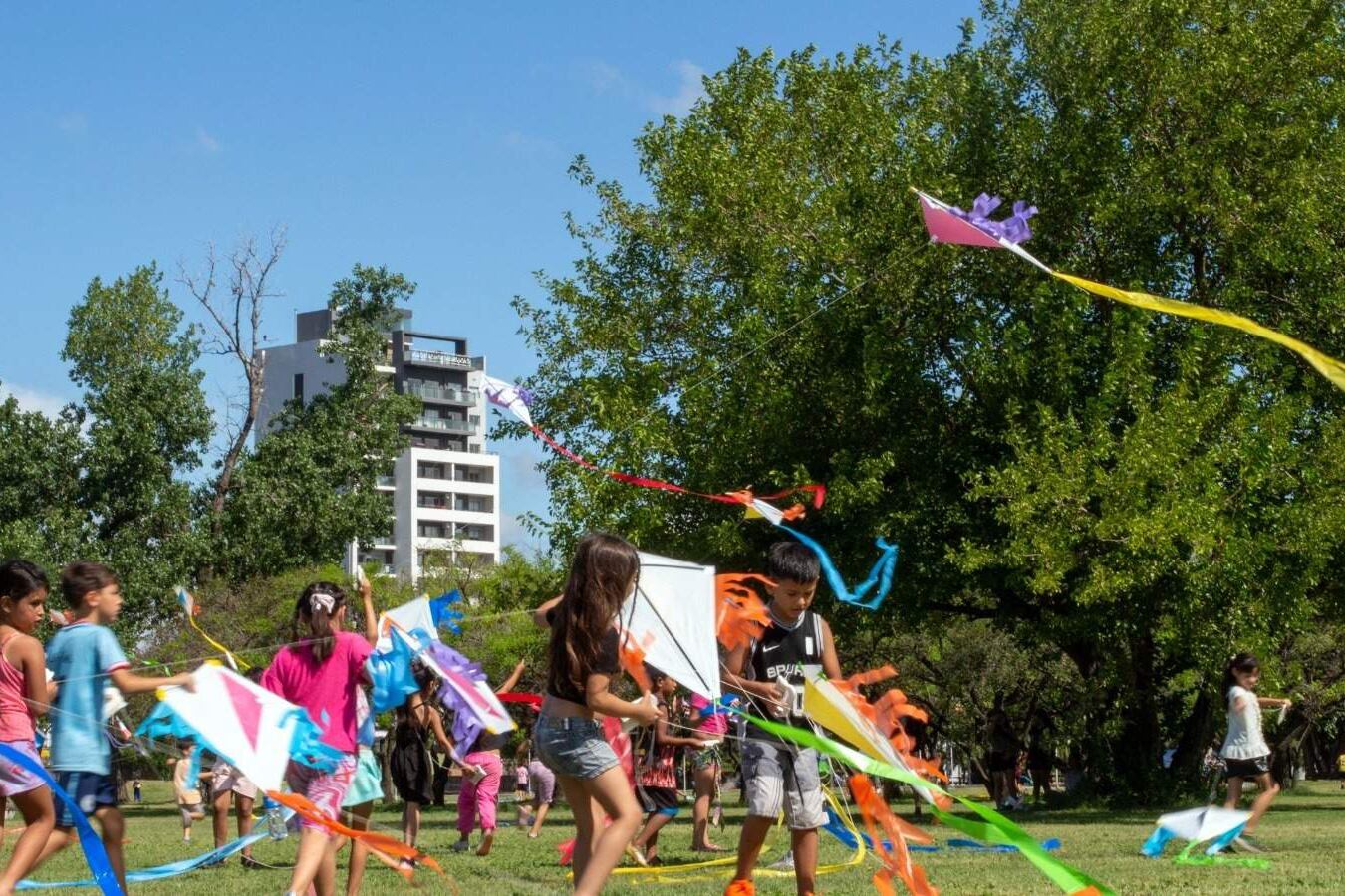 Verano a verano, los chicos protagonizan una barrileteada en la UNLa.