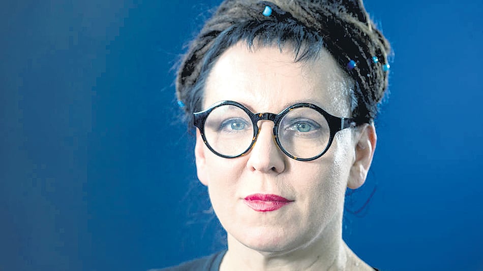 Tokarczuk se refiere a sus textos como “novelas de constelaciones”.