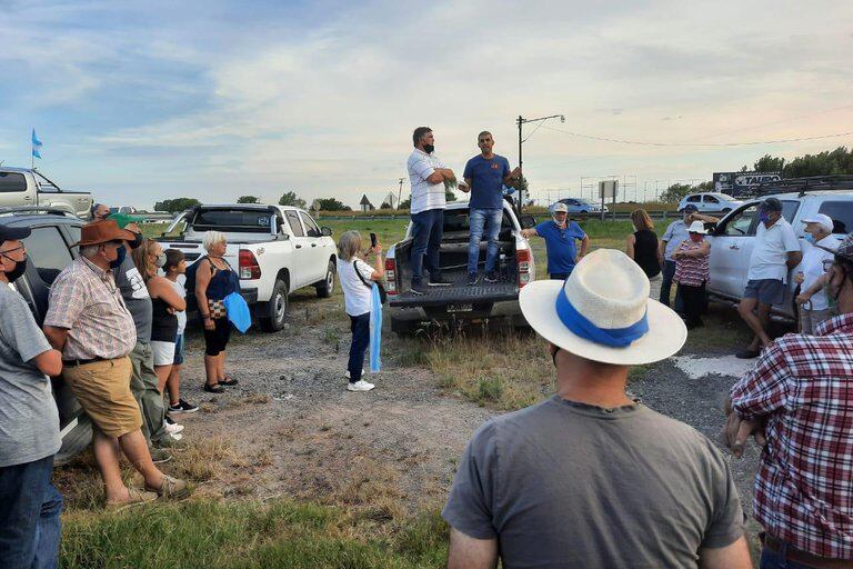 Productores autoconvocados, identificados con JxC, realizaron asambleas al costado de las rutas.