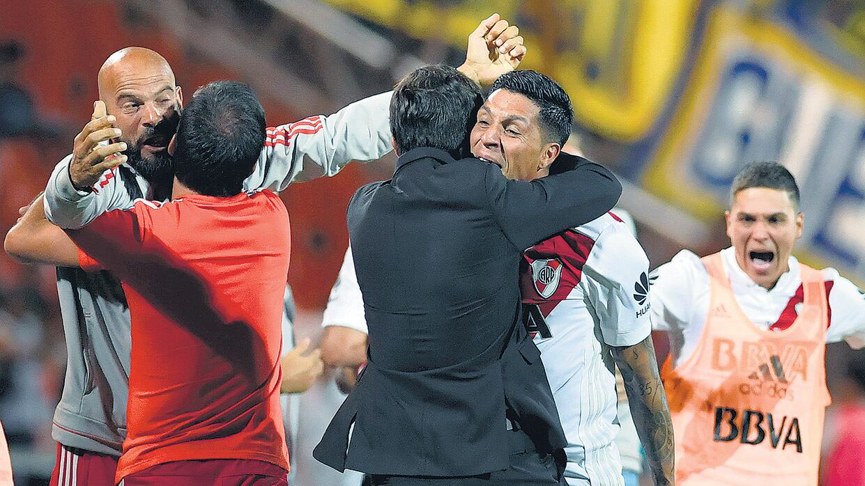 Cuando Loustau marcó el final del partido, los jugadores y el cuerpo técnico de River se desahogaron en el festejo.