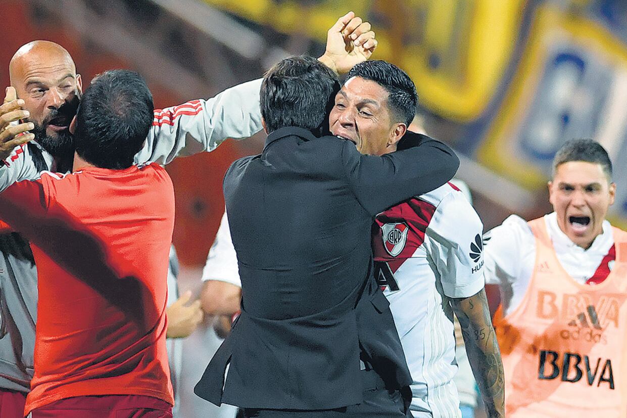 Cuando Loustau marcó el final del partido, los jugadores y el cuerpo técnico de River se desahogaron en el festejo.