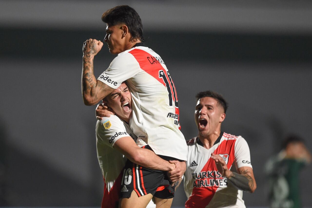 Carrascal celebra su gol. River lo dio vuelta en Junín