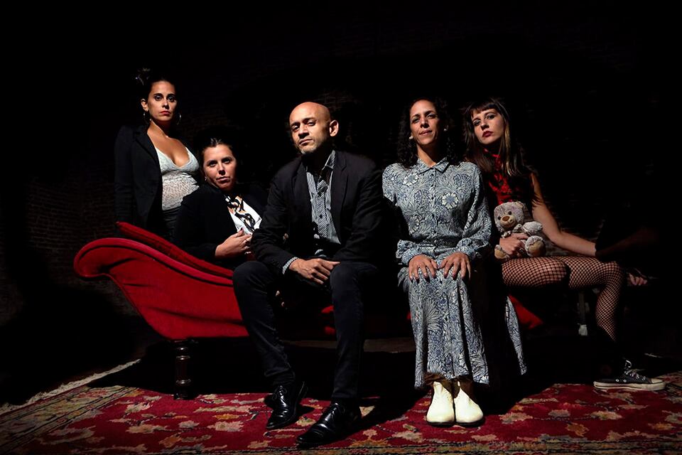 El elenco lo integran Gisela Sogne, Estefanía Salvucci, Natalia Trejo, Marianela Druetta y Darío Castañeda.