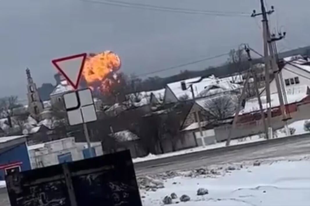 Un avión ruso con prisioneros ucranianos se estrelló en Belgorod.