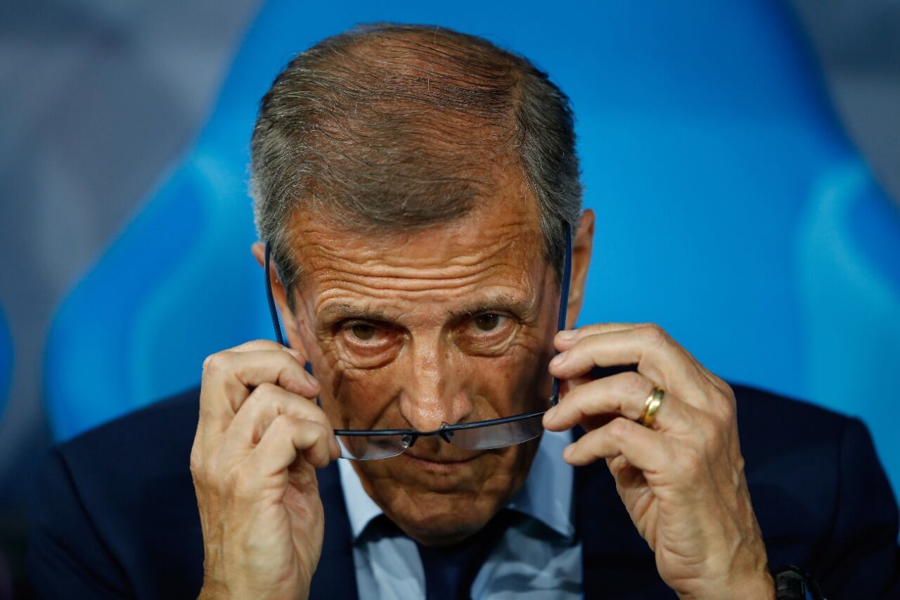 Oscar Tabárez considera que es difícil contar con De Arrascaeta y Giménez